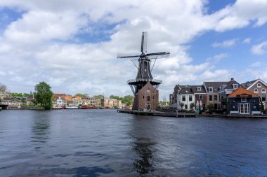 Haarlem, Hollanda - 21 Mayıs 2021: Haarlem 'deki Dee Adrian Windmill ve Binnen Spaarne Nehri manzarası