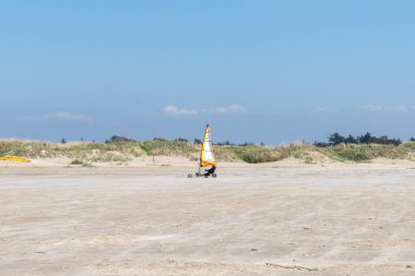 Ringby, Danimarka - 30 Mayıs 2021: Blokart rüzgar aracı Wadden Denizi 'nin batı sahillerinde rüzgarlı bir günün tadını çıkarıyor.