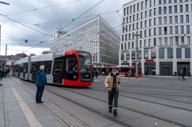 Bremen, Almanya - 25 Mayıs 2021: Bremen şehir merkezindeki merkez tren istasyonunda tramvay ve bir çok yolcu