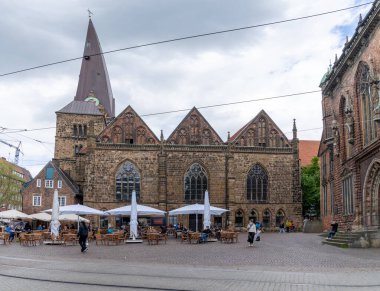 Bremen, Almanya - 25 Mayıs 2021: Eski Bremen kasabasındaki sokak kafesi.