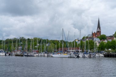 Flensburg, Almanya - 27 Mayıs 2021: Almanya 'nın Flensburg kentindeki yat limanı ve marinası