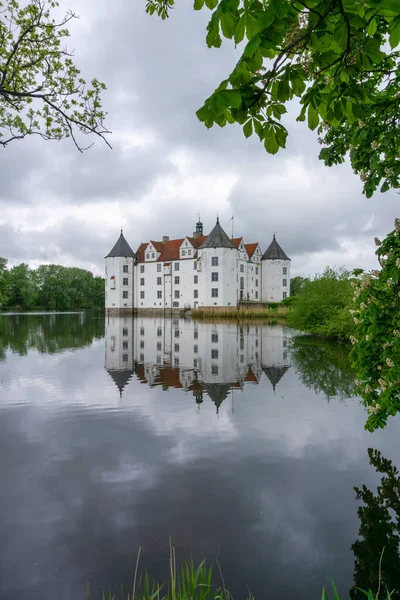 2021年5月27日 德国格拉斯哥 德国北部的格拉斯哥城堡景观 湖中反射出美丽的光芒 — 图库照片