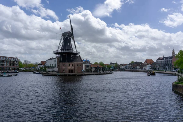 Haarlem Holandia Maja 2021 Widok Wiatrak Dee Adriana Rzekę Binnen — Zdjęcie stockowe