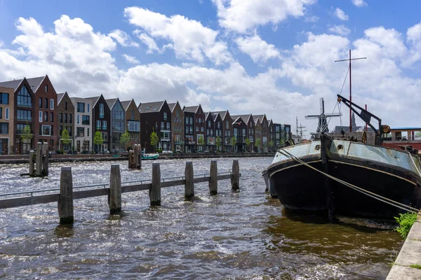 オランダのハールレム 2021年5月21日 前景に古い川のボートのバージでハーレムの運河沿いのカラフルな家の行 — ストック写真