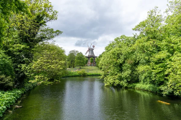 德国不来梅 2021年5月25日 在不来梅的旧护城河和城市公园中的历史性的安沃尔风车景观 — 图库照片