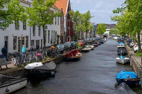 Haarlem Paesi Bassi Maggio 2021 Case Colorate Piccole Barche Sui — Foto Stock