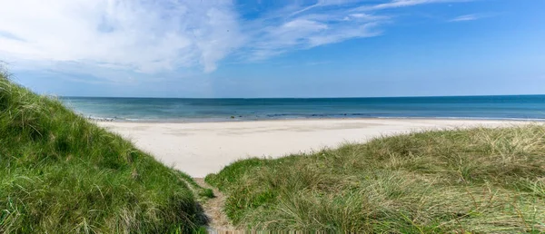 Ein Wanderweg Führt Durch Hohe Grasbewachsene Sanddünen Einem Einsamen Und — Stockfoto