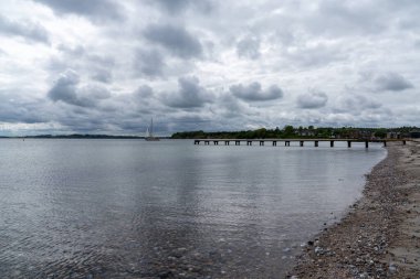 Bir yelkenli Sonderborg limanından ayrılıp Alssund 'a doğru yelken açar.