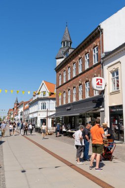 Frederikshavn, Danimarka - 4 Haziran 2021: Frederikshavn 'un işlek şehir merkezinde güzel bir yaz gününde birçok insan