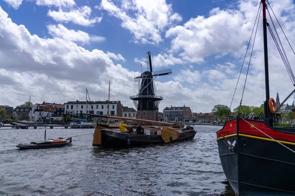 オランダのハールレム 2021年5月21日 ハールレムの運河のマリーナに到着した歴史的な川の屋形船とディンギー — ストック写真