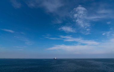 Büyük bir yük gemisi tam yol ileri ve açık okyanustan yaklaşıyor.