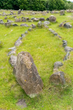 Kuzey Danimarka 'daki Lindholm Hills Viking mezarlığında bir gemi mezar ve taş çemberi oluşturdu.