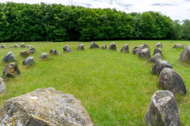 Kuzey Danimarka 'daki Lindholm Hills' teki büyük Viking mezarlığında bir taş çember.