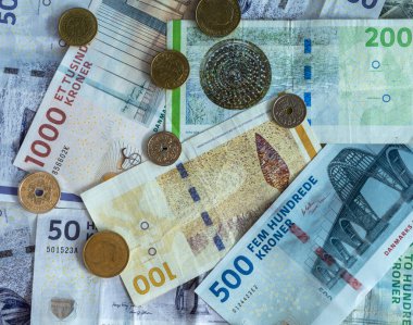 Bozuk paraların ve Danimarka krallığının çeşitli banknotlarının yukarıdan görünüşü