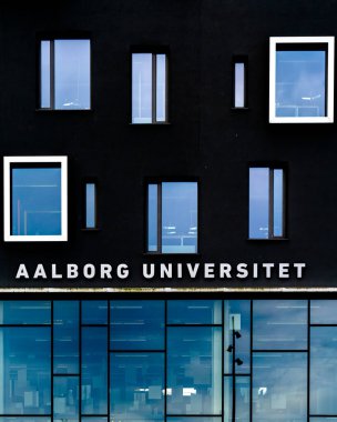 Aalborg, Danimarka - 7 Haziran 2021: Limfjord rıhtımındaki Aalborg Üniversitesi binasının detaylı görünümü