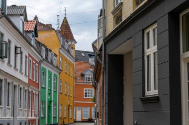 Aalborg, Danimarka - 7 Haziran 2021: Aalborg 'un tarihi şehir merkezinde renkli küçük evler