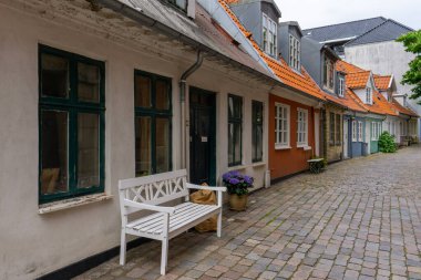 Aalborg, Danimarka - 7 Haziran 2021 Aalborg 'un tarihi şehir merkezinde bir kaldırım taşı caddesi ve renkli küçük evler