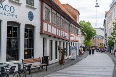 Aalborg, Danimarka - 7 Haziran 2021: Aalborg 'un ana caddesinde pek çok mağazası ve etrafta dolaşan insanlar yok muydu?