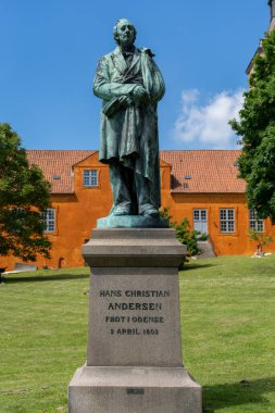 Odense, Danimarka - 9 Haziran 2021: Odense şehir merkezindeki Saint Canute Katedrali 'nde Hans Christian Andersen' in heykeli
