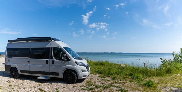 Gray Camper Van Parked Next Picturesque Shore Turquoise Water Forest — Zdjęcie stockowe