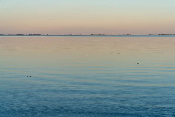 Спокійні Океанічні Води Заході Сонця Лісом Береговою Лінією Задньому Плані — стокове фото