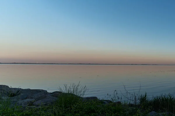 夕阳西下 是一片风景如画的海岸线 大海平静 前方是芦苇丛生 — 图库照片