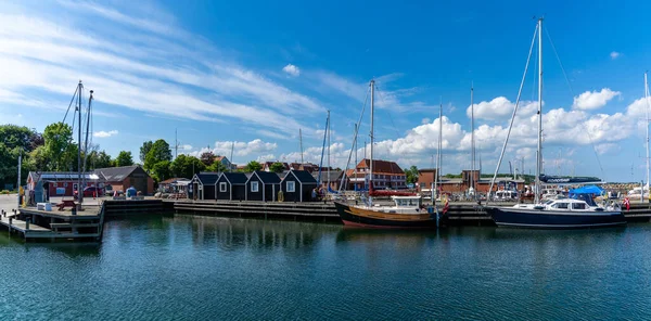 丹麦隆德维格 2021年6月9日 丹麦富宁岛隆德维格风景如画的港口和码头 帆船停泊在码头 — 图库照片