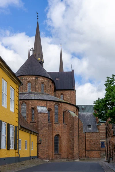 Roskilde, Danimarka. 13 Haziran 2021: Şehir merkezindeki tarihi Lutheran Roskilde katedralinin görüntüsü