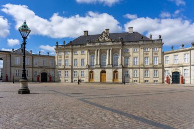 Kopenhag, Danimarka - 13 Haziran 2021: Kopenhag 'daki Amalienborg Kalesi Meydanı' ndaki Hristiyan VII.