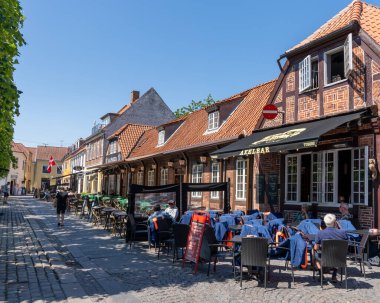 Helsingborg, İsveç - 17 Haziran 2021: İnsanlar Helsingborg 'un eski şehir merkezindeki bir barda güneşli bir yaz gününün tadını çıkarıyor.