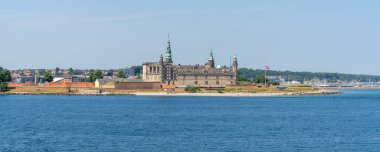 Helsingor, Danimarka - 17 Haziran 2021: Helsingor 'da Baltık Denizi kıyısındaki Kronborg Kalesi manzarası
