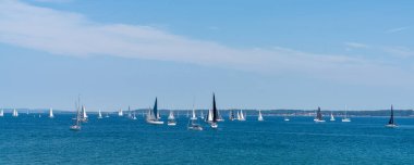 Helsingor, Danimarka - 17 Haziran 2021: sakin bir mavi okyanusta seyreden birçok yelkenlinin panorama manzarası