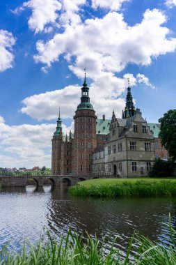 Hillerod, Danimarka - 16 Haziran 2021: Güzel bir yaz gününde Hillerod 'daki Frederiksborg Kalesi' nin dikey görüntüsü