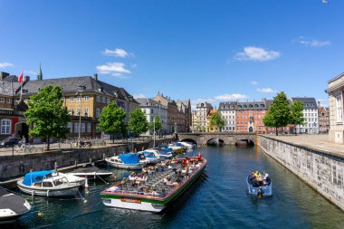 Kopenhag, Danimarka - 13 Haziran 2021: İnsanlar güzel bir yaz gününde Kopenhag kanallarında tekne gezisinin keyfini çıkarıyorlar.