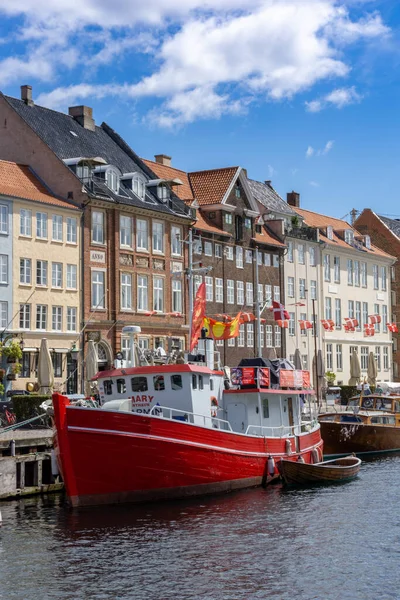 コペンハーゲン デンマーク 2021年6月13日 コペンハーゲンのダウンタウンのカラフルなニャーベン地区の漁船と川のバージ — ストック写真