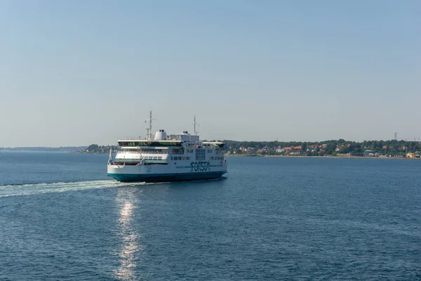 Helsingor, Danimarka - 17 Haziran 2021: Forsea feribotu Danimarka 'dan İsveç' e Öresund Boğazı 'ndan geçiyor.
