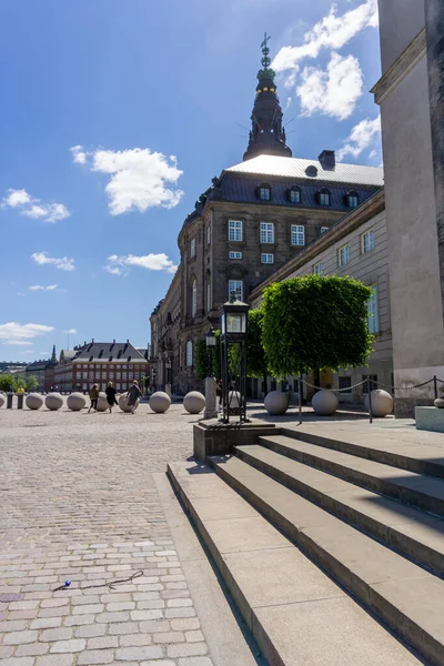 コペンハーゲン デンマーク 2021年6月13日 青い夏の空の下 コペンハーゲンのダウンタウンにある歴史的なキリスト教の城の垂直方向の景色 — ストック写真