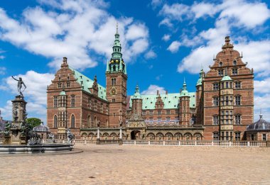 Hillerod, Danimarka - 16 Haziran 2021: Güzel bir yaz gününde Hillerod 'daki Frederiksborg Şatosu manzarası