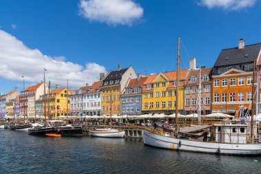 Kopenhag, Danimarka - 13 Haziran 2021: Kopenhag şehir merkezindeki tarihi Nyhavn bölgesi