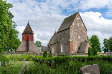 Gamla Uppsala, İsveç - 24 Haziran 2021: Gamla Uppsala 'daki tarihi eski ve yeni kilise.