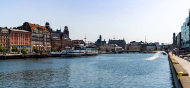 Malmö, İsveç - 18 Haziran 2021: Suellshammen Kanalı ve Malmö şehir merkezi