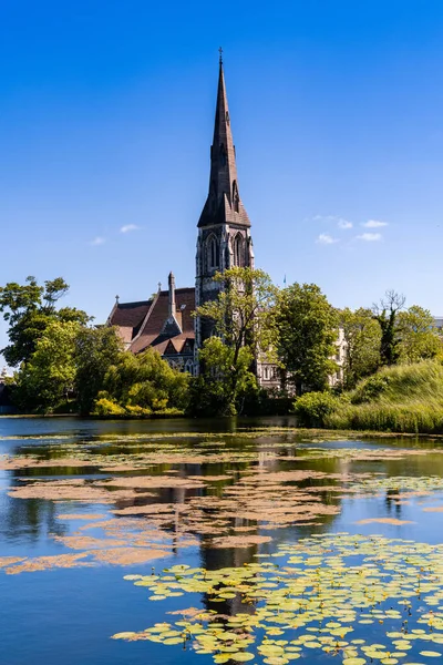 丹麦哥本哈根 2021年6月13日 哥本哈根市中心卡斯特莱附近具有历史意义的圣奥尔班教堂 — 图库照片