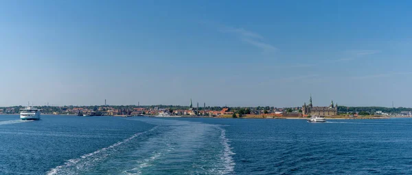 2021年6月17日スウェーデン ヘリンボー市 ヘルシンガー市の街並みとオレンジ海峡を横断するフォーシーフェリー — ストック写真
