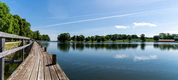 Lago Idílico Con Paseo Marítimo Madera Largo Del Lado Veleros — Foto de Stock