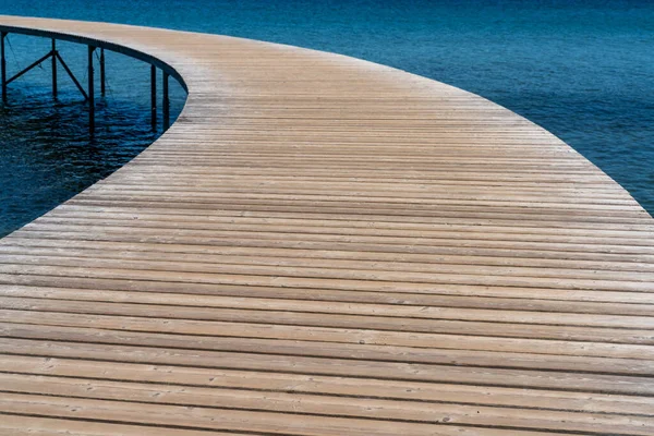 Böjd Träspång Leder Det Blå Havet — Stockfoto