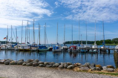Nysted, Danimarka - 11 Haziran 2021: Nysted 'deki liman girişi, yat limanı ve yat limanı manzarası