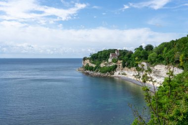 Stevns Klint 'in beyaz kireçtaşı kayalıklarının tepesindeki Hojerup' taki kilisenin manzarası