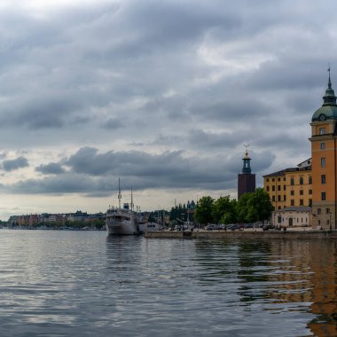 Stockholm, İsveç - 23 Haziran 2021: Stokholm şehri bulutlu bir yaz gününde