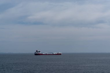 Spodsbjerg, Danimarka - 10 Haziran 2021: İnce bulutlu bir gökyüzünün altında açık okyanusta büyük bir tanker nakliye gemisi