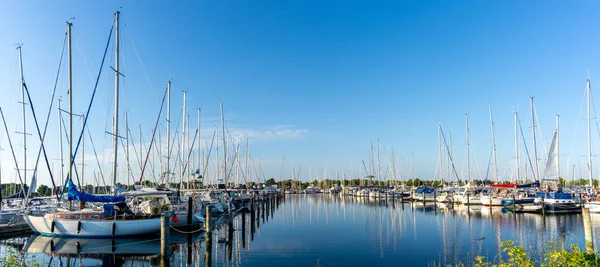 丹麦Middelfart 2021年6月8日 丹麦南部Middelfart码头和游艇港的全景 — 图库照片